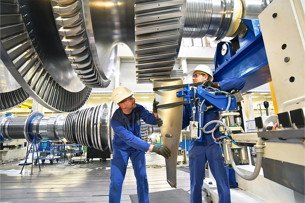 Mitarbeiter bei der Demontage von großen Industrieanlagen